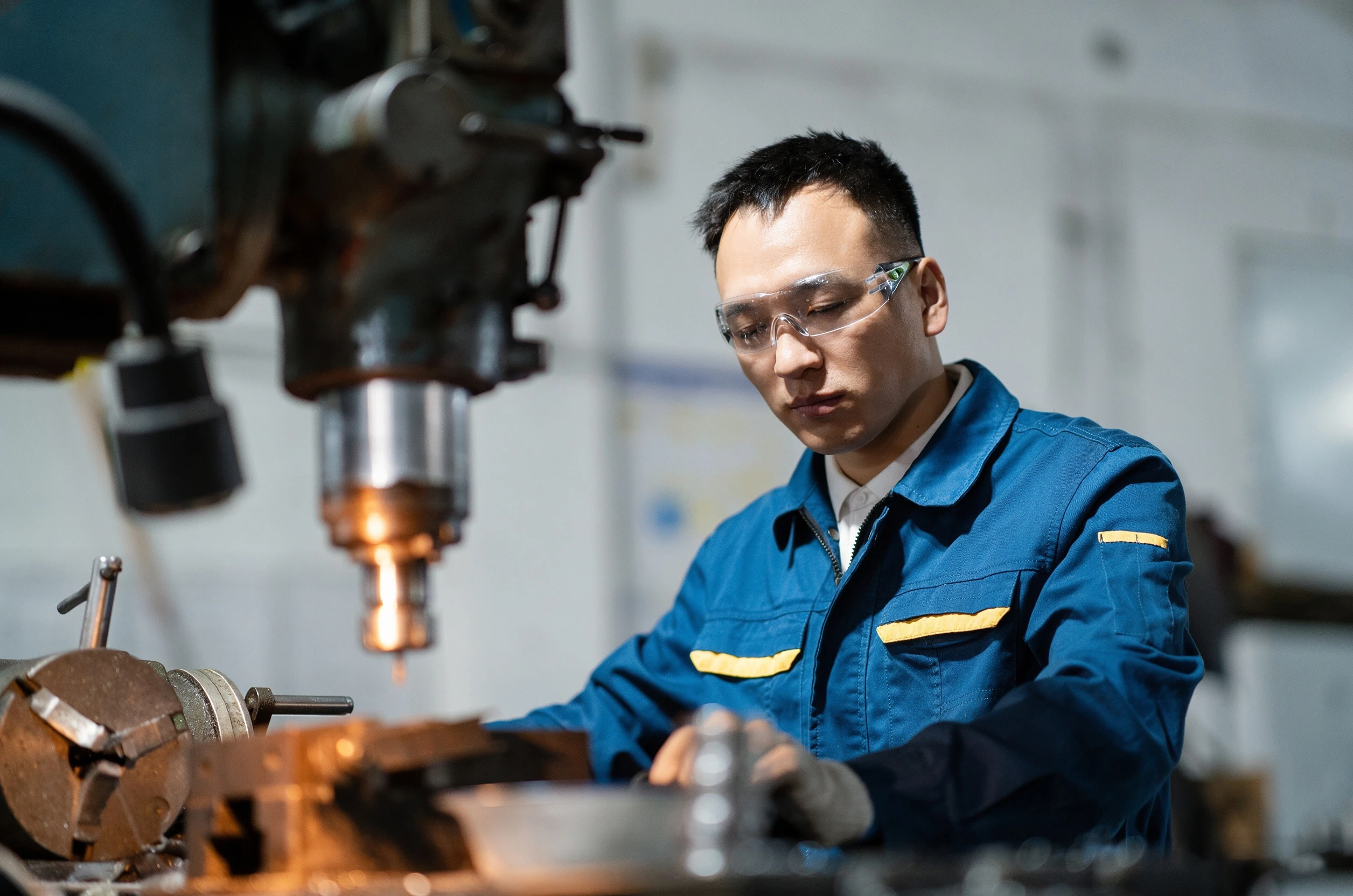 Engenheiro operando equipamento de produ&ccedil;&atilde;o de pelotas