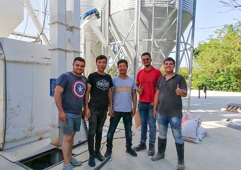 Engenheiros instalando linha de produ&ccedil;&atilde;o no exterior