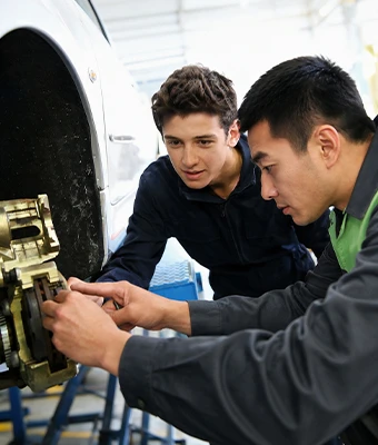 Engenheiro explicando o equipamento ao cliente